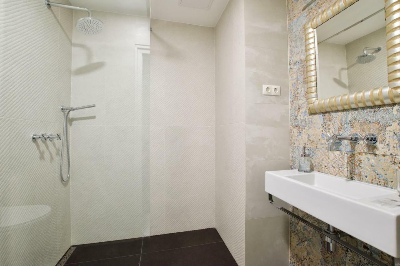 Luxury Apartment By Hi5 - Oktober 6 Street Budapest Esterno foto